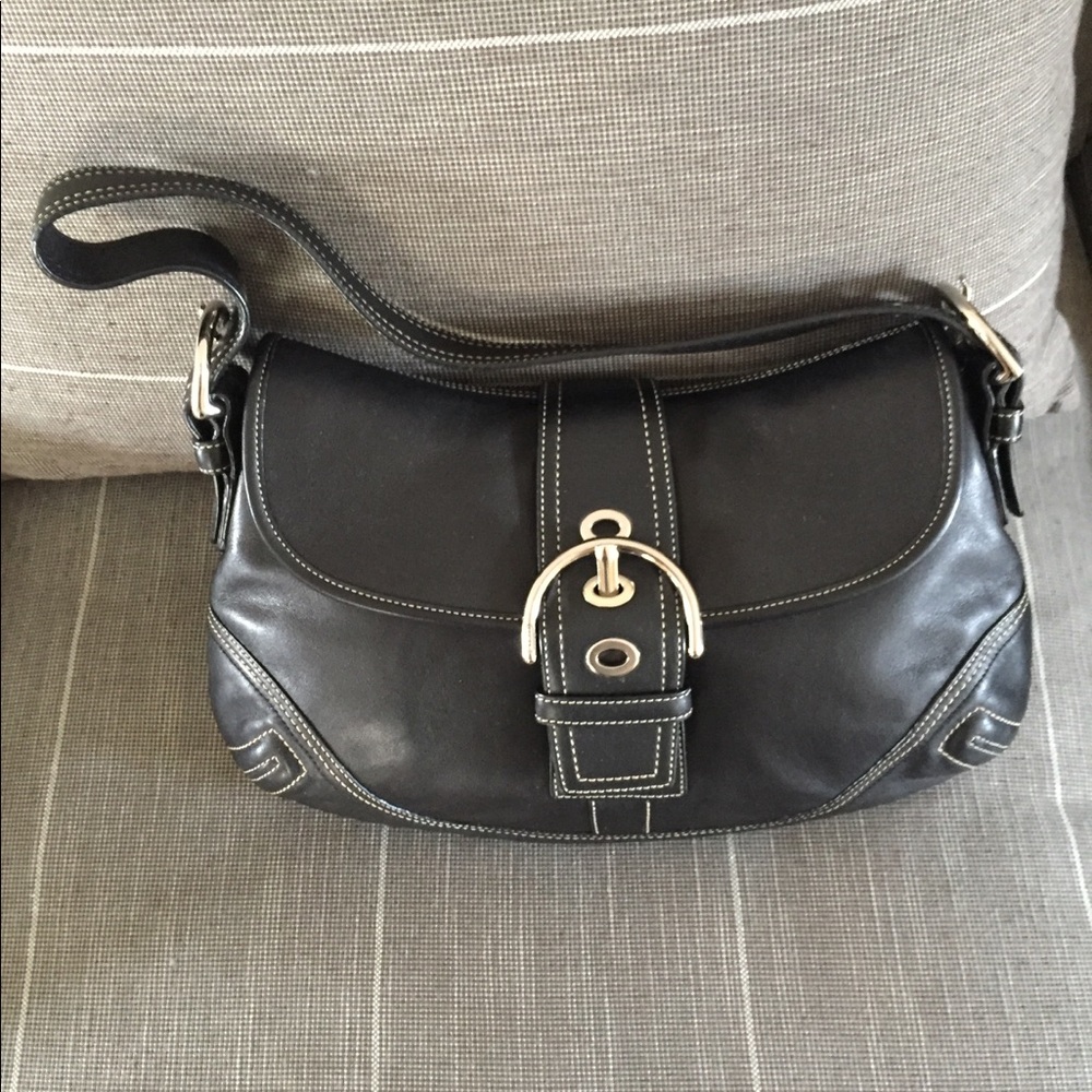 Coach leather shoulder bag.